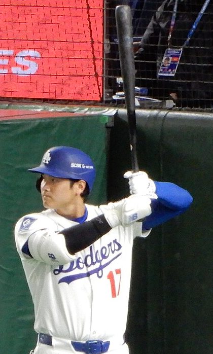 ドジャースのユニフォームでバットをかまえる大谷翔平選手