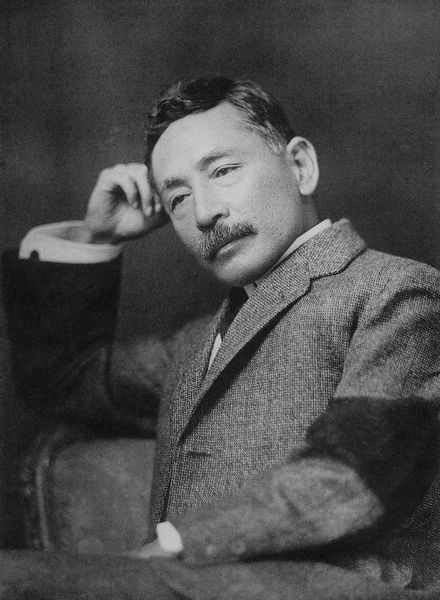 ほおづえをつく夏目漱石の白黒の肖像写真