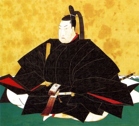 黒い装束で座る徳川綱吉の肖像画